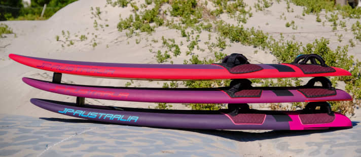 The volume of slalom boards (bottom) is mainly in the tail, while the buoyancy of freeride boards (top) is more evenly distributed - this makes tacking easier