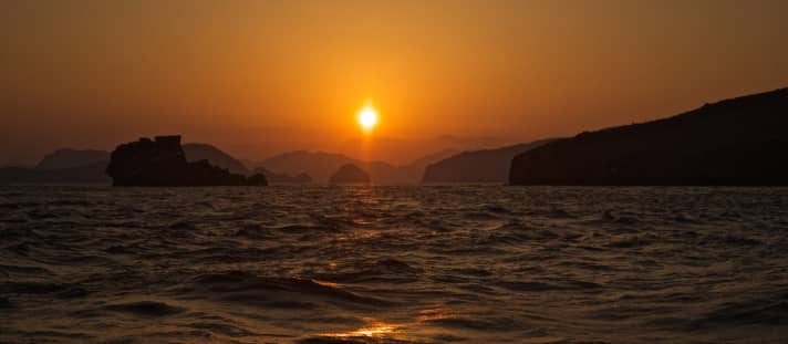  Manca solo la Bond girl: tramonto sullo Stretto di Hormuz da bordo del Team Brunel