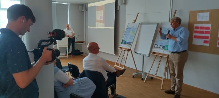 Il responsabile ambientale dell'Associazione Vela di Stato Hans Köster a colloquio con il ministro Tobias Goldschmidt