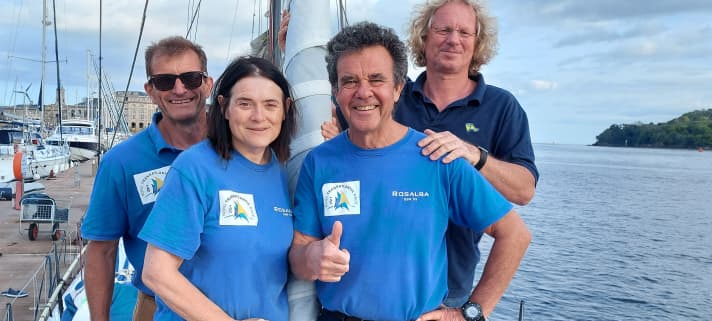  L'équipage de "Rosalba" autour de Richard Tolkien (2e à partir de la droite) avec le co-skipper Frank Sturm (à droite), qui ne porte pas ici le t-shirt de l'équipage mais une chemise de l'association CSV en hommage au défunt président de l'association de voile de Cöpenick, Jürgen Möbus. La partenaire de Tolkien, Bronwen Maddox, et Dave Herrod étaient également de la partie pour le record.