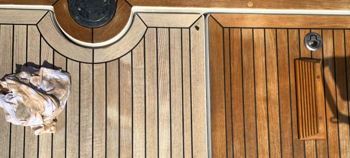 A sinistra: la coperta in teak trattata dopo quattro mesi, a destra: dopo il trattamento.