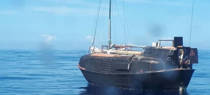   L'ex scialuppa di salvataggio trasformata in barca a vela, con cui il polacco Zbigniew Reket è andato in crociera