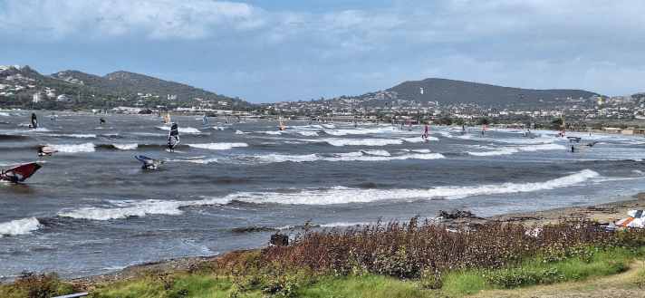 In summer, the Anavyssos spot attracts visitors with its perfect flat water. In winter, with strong south-westerly winds, this is where the Athens wave scene meets.