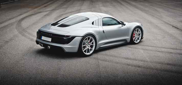 Das puristische Rennsportcoupé mit der geduckten Silhouette diente Designchef Michael Mauer und seinem Team in Weissach als Inspiration für einen extremen Straßensportwagen auf Basis des Porsche Boxster – den Porsche 551 Le Mans.