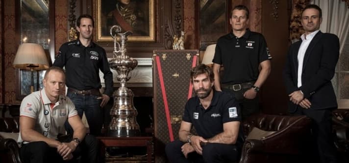   Jimmy Spithill (Oracle Team USA), Sir Ben Ainslie (Land Rover BAR), Iain Percy (Team Artemis), Dean Barker (SoftBank Team Japan) e Franck Cammas con la Coppa America: gli skipper dei team che hanno firmato il futuro accordo sono d'accordo. Tuttavia, Emirates Team New Zealand non ha dato il suo consenso...