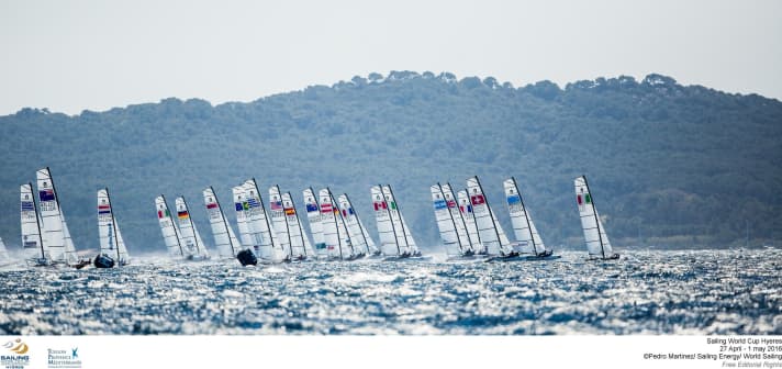   Die Nacra-17-Flotte beim Weltcup vor Hyères