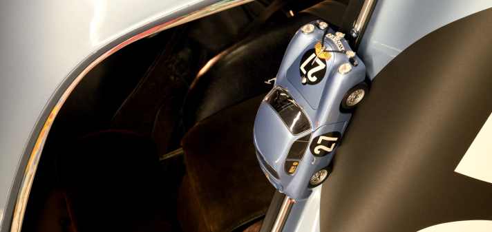 Schuco hat alle Finessen der Startnummer 27 vom Rennen Lüttich– Rom–Lüttich anno 1959 mit sehr viel Aufmerksamkeit auf die Baugröße 1:18 verdichtet.