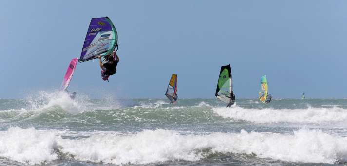 A headland channels the wind swell into Jeri; the conditions for practising are straightforward and allow for safe training.
