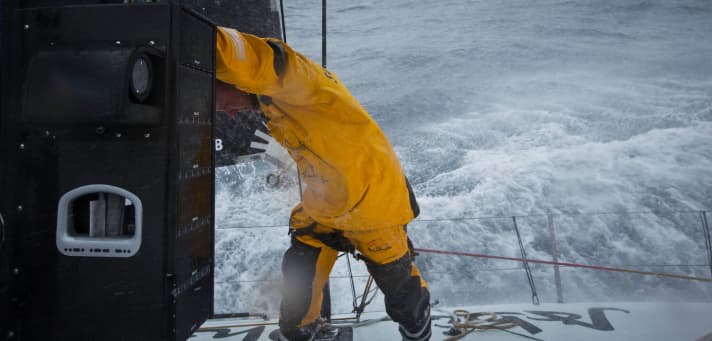   La note de posture n'a pas d'importance. Justin Slattery se bat contre les vagues et son propre estomac à Abu Dhabi