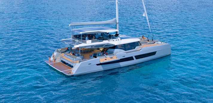 Fountaine Pajot vertäut neun ihrer Raumwunder in Cannes. Die größten Segelkats im Port Canto sind die Thira 80 und Alegria 67.