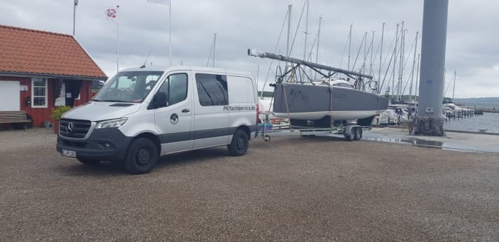   Und Abfahrt: Hier fährt das Team mit verladener "Sharifa" gerade in Ebeltoft los. Es geht auf dem Landweg zurück nach Hause. Die dänische Polizei und der Hafenmeister hatten die Mannschaft sehr freundlich empfangen