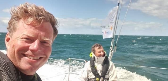   Selfie in piena planata: il co-skipper Martin Buck di Speedsailing e il proprietario di "Red" Mathias Müller von Blumencron