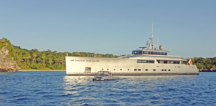 „Exuma“ vor Suwarrow: Mit seinem Iveco-Tender geht der Eigner auf Erkundungstour des zu den Cookinseln gehörenden Atolls. | s.