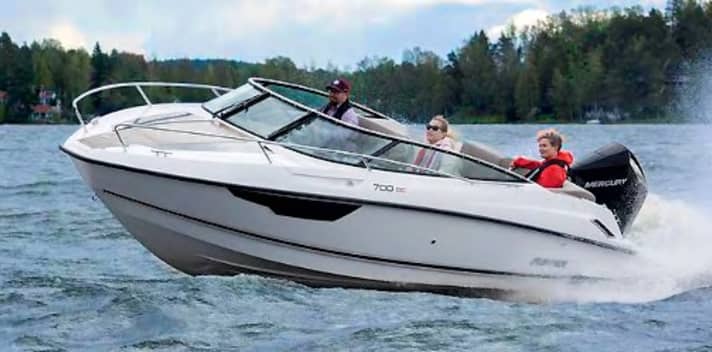 2. Flipper 700 DC (FIN): 7,17 m lang, 2,48 m breit, Verdrängung (o. M.) 1300 kg. Mit 1x 225-PS-Außenborder: ab 87 300 €