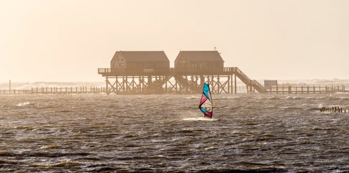 Kommt es neben starkem Westwind noch zu einer Springtide, dann verwandelt sich der Strand von Sankt Peter Ording in eine einzige Wasserlandschaft.