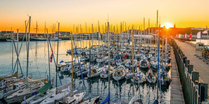 Auch wenn die Yachten anders aussehen und die Päckchen nicht mehr an der Kaimauer, sondern an schwimmenden Schlängeln vertäut sind: Der Charakter der einzigen deutschen Hochseeregattaserie ist zwar mit der Zeit gegangen, ist sich dem Wesen nach aber immer treu geblieben