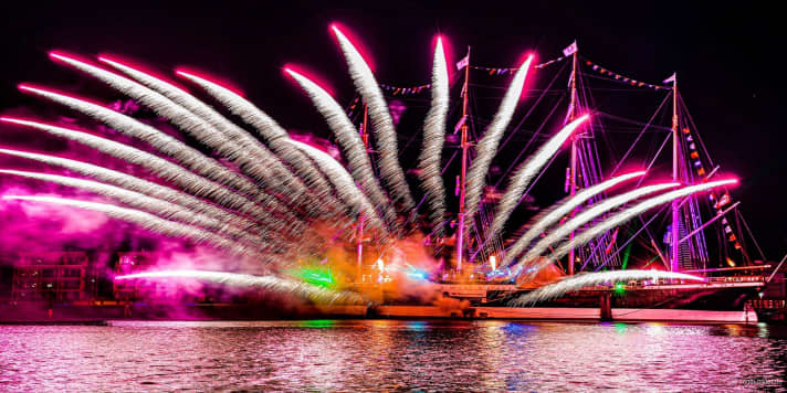   Die historische Viermastbark "Passat" im Mittelpunkt der ersten Laser-Show der 130. Travemünder Woche mit imposantem Pyrotechnikspektakel