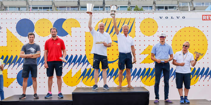   Strahlende Sieger im 505er: Wolfgang Hunger (r.) und Holger Jess (Potsdamer Yacht Club/Wind und Welle e. V.) recken ihre Pokale in den blauen Himmel über Kiel. Für den Steuermann war es Titel Nummer 24! Auf Platz zwei segelten Jan-Philipp Hofmann und Felix Brockerhoff vom Düsseldorfer Yachtclub. Dritte wurden die Franzosen Philippe Boite und Marin Carnot