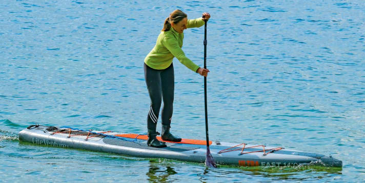 Narrow inflatables with a pointed bow and flat water position offer amazing speed potential. However, a 28-inch narrow iSUP is not a board for beginners. In the photo: Lite Venture Ultra Fast 14'0" x 28"