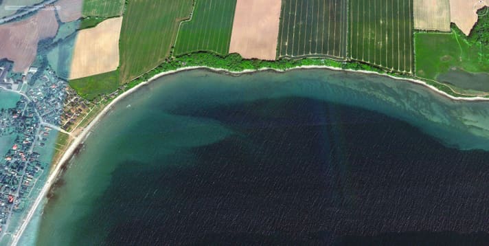 The coastline and water depth can be easily assessed using the nautical chart. Nevertheless, it doesn't hurt to take a look at services such as Google Earth, even when searching for an alternative location. The aerial image often has a higher resolution and can be zoomed in. It then provides additional information about the expected wind protection and vegetation in the shallow water