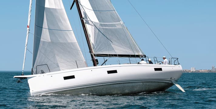   Beaucoup de dynamisme - mais aussi beaucoup de position. Au vent, le bateau prend une gîte relativement importante. Le bateau de test porte le gréement Performance, plus haut et donc plus puissant.