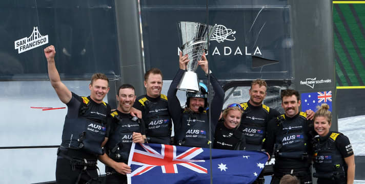 Il felice team australiano con la tattico Nina Curtis, che è stata la prima velista donna a vincere il SailGP