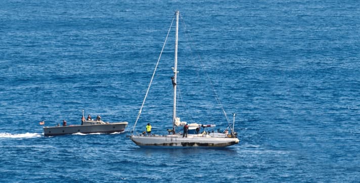 171025-N-UX013-119 OCEANO PACIFICO (25 ottobre 2017) Marinai assegnati alla nave da sbarco anfibio USS Ashland (LSD 48) manovrano il personale da sbarco (grande) per prestare assistenza a marinai in difficoltà. L'Ashland, che opera nella regione indo-asiatica del Pacifico per un intervento di routine, ha soccorso due marinai americani in difficoltà da diversi mesi dopo che la loro barca a vela aveva avuto un guasto al motore e si era allontanata dalla rotta originale durante la navigazione nell'Oceano Pacifico. (Foto di Jonathan Clay, specialista in comunicazioni di massa di 3a classe, rilasciata dalla Marina)