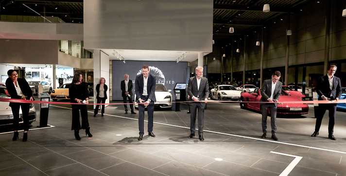 Eva Kreutzberg, Gesellschafterin Hülpert Unternehmensgruppe; Katrin Hüpler, Gesellschafterin Hülpert Unternehmensgruppe; Christoph Kösters, Geschäftsführer Porsche Zentrum Dortmund und Geschäftsführer Hülpert Lifestyle GmbH; Detlev von Platen, Mitglied des Vorstandes der Porsche AG, Vertrieb und Marketing; Alexander Pollich, Vorsitzender der Geschäftsführung der Porsche Deutschland GmbH; Ralf Kreutzberg, Gesellschafter Hülpert Unternehmensgruppe (l-r)