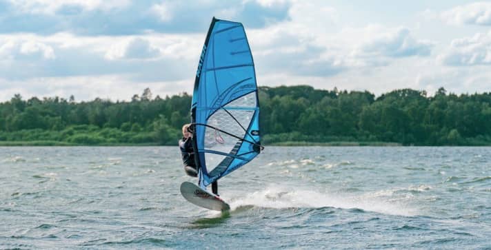Katja von der Surfstation funmüritz glüht an Spot Nummer sechs mit ihrem Vierer- Segel übers Wasser
