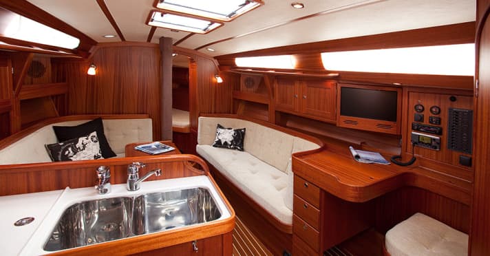   View into the saloon of the Linjett 34. The display in the navigation can be swivelled to the seating area as a television