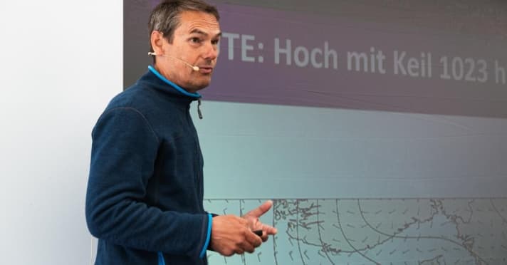 Der Mann, der Wetter kann: Meeno Schrader beim Briefing für das Pantaenius-Rund-Skagen-Rennen