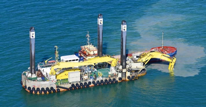 Le "Magnor" drague actuellement la tranchée du tunnel dans le Belt.