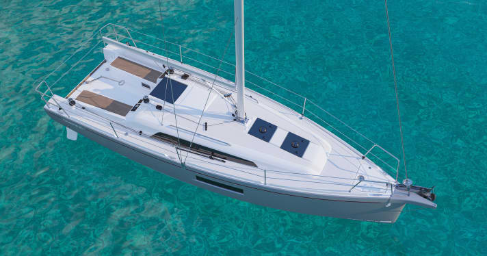   Also sporty. With tiller steering, fixed bowsprit and overlapping genoa