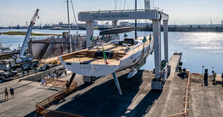 On the travel lift: "CeFea" cuts a sporty figure with its wide stern, lift keel and double rudder. | r.