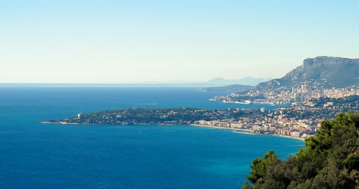 A clear view is a sign of a Tramontana weather situation. When it is replaced by clouds and hazy air, the mountain wind also disappears.