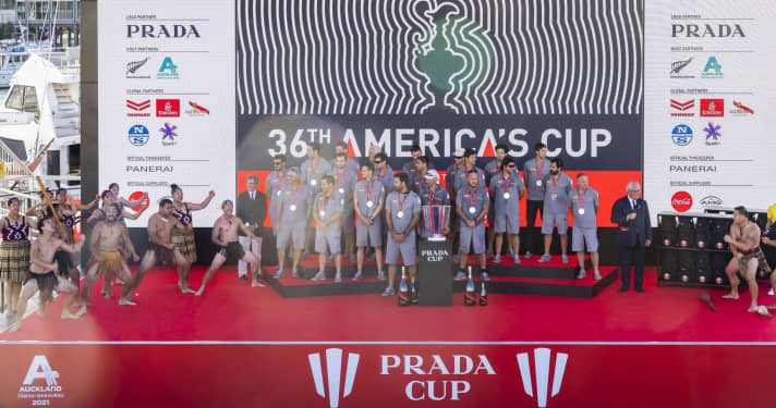   Hier feiern die italiener noch ihren Sieg in der Herausfordererrunde. Nun müssen sie auf den Auftakt zum 36. America's-Cup-Match warten Studio Borlenghi 