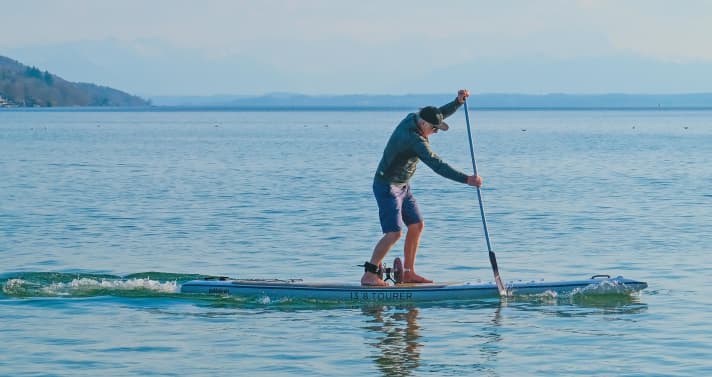 Weiterhin bei 12,5 psi aber jetzt unter insgesamt 95 Kilo Last wird etwas Durchbiegung sichtbar, das Board aber selbst bei flotter Fahrt noch lange nicht zur Banane.