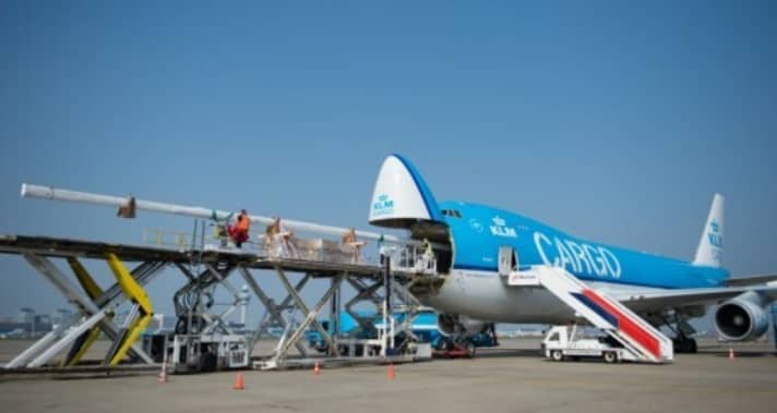   L'aereo cargo sputa fuori il prezioso carico per il Dongfeng Race Team: L'albero è arrivato!