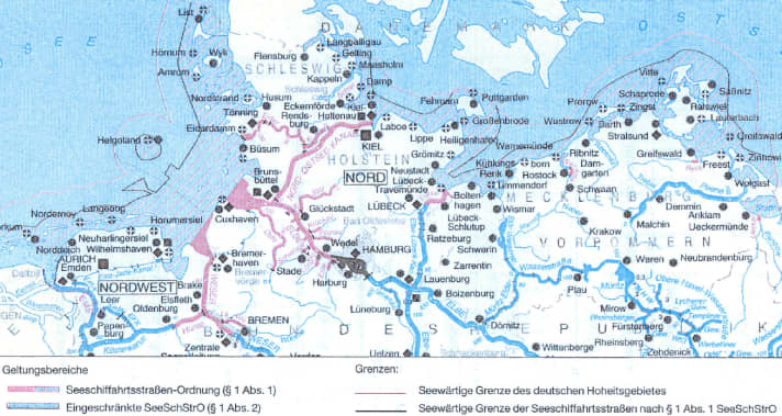   Les zones marquées en rouge indiquent le champ d'application du SBF mer. Là où la coloration vire au bleu, le SBF Binnen est nécessaire, par exemple sur la Weser et l'Elbe à partir de Brême ou de Hambourg. Cette image est tirée du site Internet du <a href="https://www.elwis.de/Schifffahrtsrecht/Seeschifffahrtsrecht/SeeSchStrO/Anlagen/Anlage-III/index.html" target="_blank" rel="noopener noreferrer nofollow">Service d'information électronique sur les voies navigables</a>.