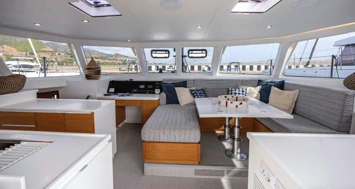 The saloon is bright and offers the opportunity to keep watch from inside with the best all-round view