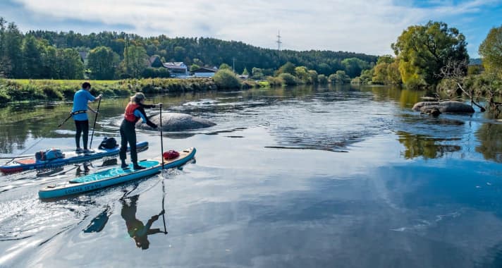 Kleine Wellen kündigen unter Wasser lauernde Steine an – manchmal aber auch nicht.