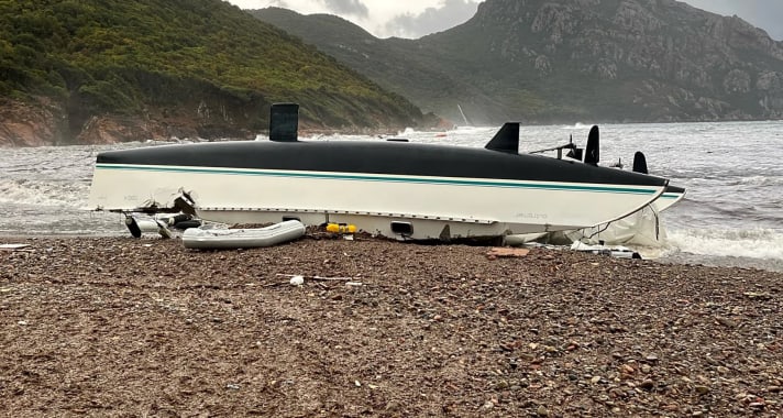 Le catamaran chaviré au mouillage en Corse