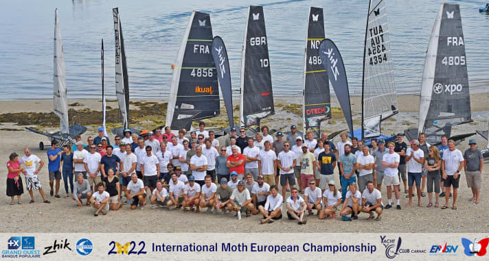   Foto di classe davanti a uno sfondo di falene a Quiberon