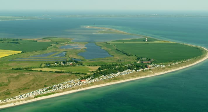 Blick über den Campingplatz Flügger Strand in Richtung Orther Reede und Fehmarnsund