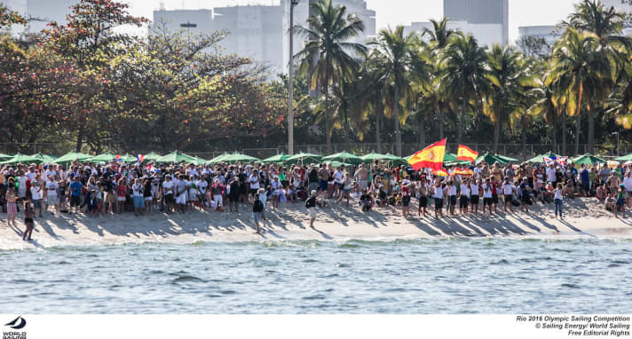   Superbe foule de supporters sur la plage avant le parcours des médailles sous le Pain de Sucre