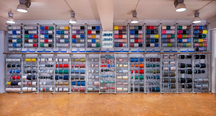   Devono essere diversi chilometri di corda. L'assortimento di corde nel negozio di Amburgo - secondo awn, la più grande parete di corde in Europa