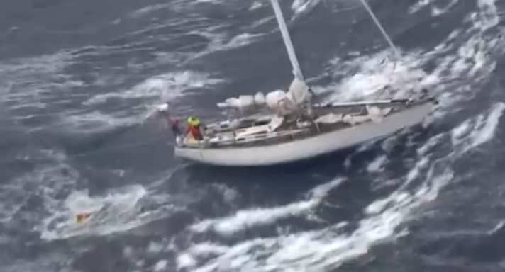   Die unter norwegischer Flagge segelnde Swan 44 "Kolibri" in schwerer See während der Rettungsaktion