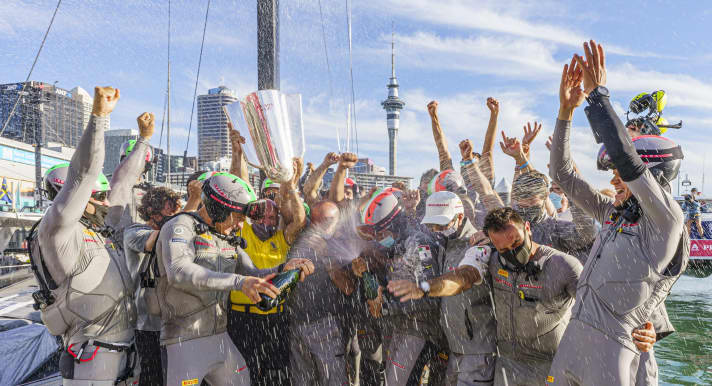   Con una bottiglia di champagne come al volante di "Luna Rossa": Jimmy Spithill e il Team Prada Pirelli di Luna Rossa festeggiano il loro successo Studio Borlenghi