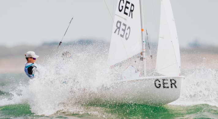   Jesper Fleischer and Theo Gnass (picture) sailed to 14th place in the 420, Sophia Meyer in the IQ Foil to ninth place and Jan Vöster in the Formula Kite to sixth place