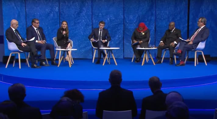   Come imprenditrice e velista, Dona Bertarelli è impegnata in numerose fondazioni e progetti di aiuto. La donna svizzera ha partecipato al One Ocean Summit di Brest dal 9 all'11 febbraio. Lì ha avuto l'opportunità di parlare prima della sessione plenaria ufficiale, alla quale ha partecipato anche il Presidente francese Emmanuel Macron (al centro). La squadra di regata Spindrift è impegnata nella protezione degli oceani e gestisce un programma per le scuole